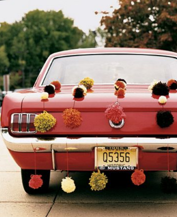 décorer vieille voiture mariage pompon